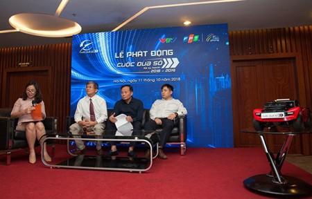 The organization board of the Digital Race 2018-2019 answered questions related to the contest in the launch ceremony in Hanoi. Photo by TB