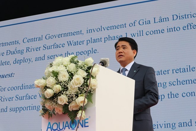 Chairman of the Hanoi People’s Committee Nguyen Duc Chung speaks at the inauguration ceremony of the Duong River surface water plant on October 13 (Photo: VNA)
