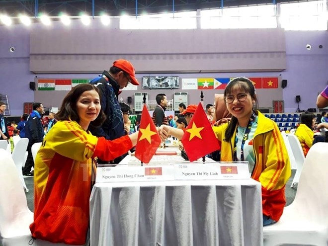 Nguyen Thi My Linh (R) and her Vietnamese teammate at a game of the 2018 Asian Para Games (Photo: hcmcpv.org.vn)