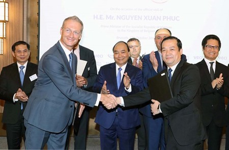 General Director of VNPT Pham Duc Long and Mr. Harald Preiss, Sales Director of Nokia regarding mobile network in European region, signed the collaboration agreements in the witness of Prime Minister Nguyen Xuan Phuc