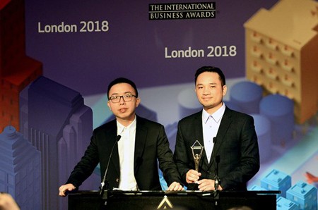 Viettel’s representative received the award of International Business Stevie Awards, held in London on October 21. Photo by VT