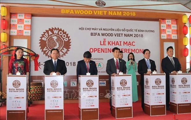 Delegates press button to kick-start BIFA Wood Vietnam 2018 (Source: VNA)