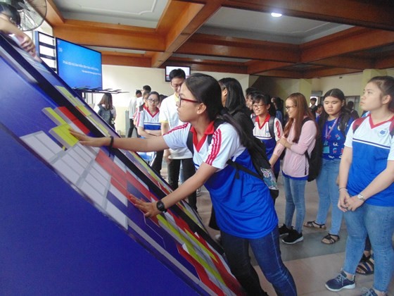 Students participate in a contest about traffic regulations (Photo: SGGP)