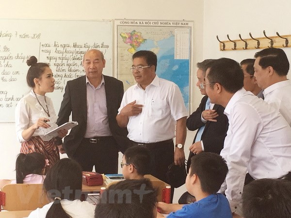 A delegation from the Party Committee of the Central Agencies Bloc visit a Vietnamese language class in Prague (Photo: VNA)