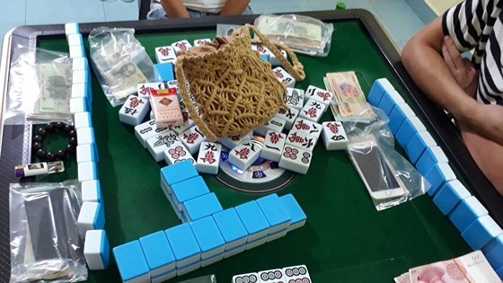 Chinese tourists caught playing illegal mahjong in Nha Trang