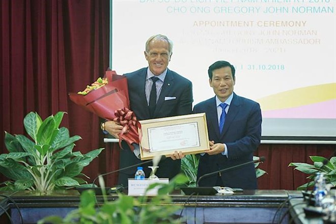 Minister of Culture, Sports, and Tourism Nguyen Ngoc Thien (R) presents the appointment decision to Australian professional golfer Greg Norman (Photo: VNA)