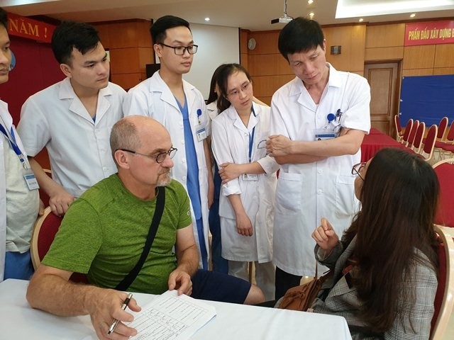 Surgeons from the US-backed Face to Face programme provides medical checkups for patients at the National Otorhinolaryngology Hospital of Vietnam (Photo: noh.vn)