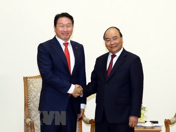 Prime Minister Nguyen Xuan Phuc (R) and Chairman of the SK Group Chey Tae-won (Source: VNA)