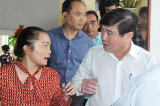 Chairman Nguyen Thanh Phong talks to Thu Thiem residents on November 7 (Photo: SGGP)