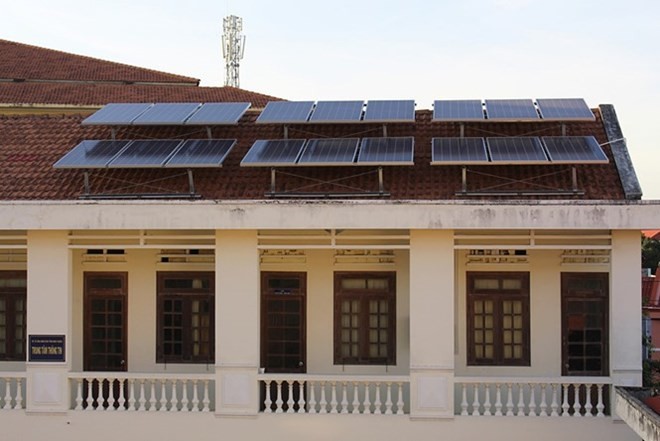 Electricity-generating solar panels mounted on the roof of a building in Binh Thuan province (Photo: thanhnien.vn)