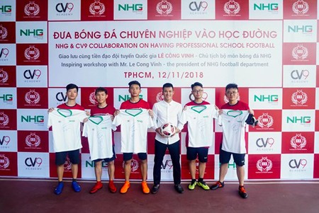 Football forwarder Cong Vinh took a photo with participants of the program