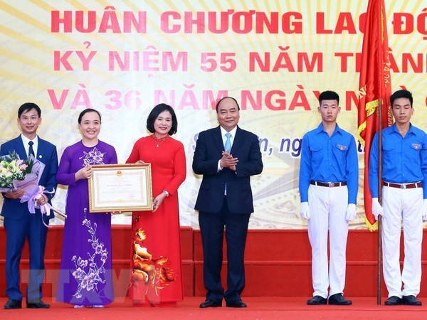  Prime Minister Nguyen Xuan Phuc presents the Government's second-class Labour Order to the Da Phuc Senior High School at the ceremony (Photo: VNA)