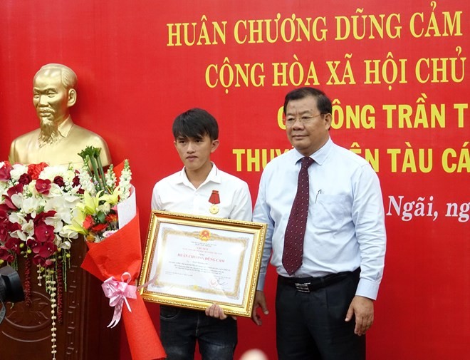  Vice Chairman of the Quang Ngai People's Committee Nguyen Tang Binh (R) presents the Bravery Order to Tran Thanh Ron on November 21 (Photo: VNA)