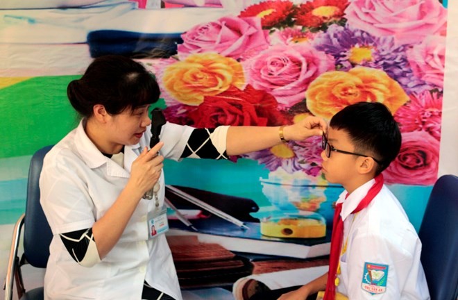 A student in Son La has his eyes examined under the programme (Photo: VNA)