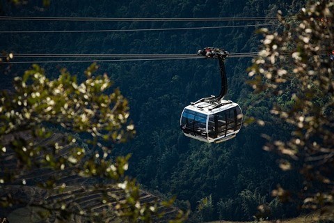 To enjoy the original beauty of the world’s most attractive destination 2019 Hoang Lien Son, Fansipan cable car is an interesting means of transportation. (Photo: VNA)