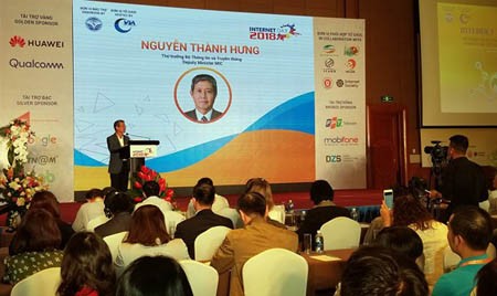 Deputy Minister Nguyen Thanh Hung delivered his presentation in the conference Internet Day 2018. Photo by TB