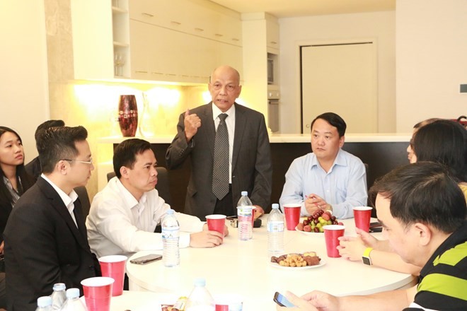 Vice Chairman of the Vietnam Business Association of Australia Peter Hong (standing) speaks at the meeting with VFF officials in Sydney on December 7 (Photo: VNA)