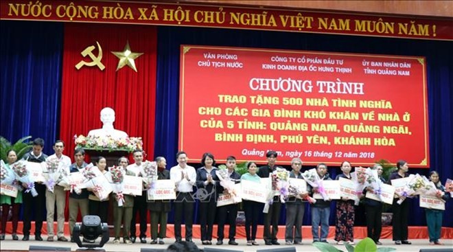 Some 500 disadvantaged families in five central provinces receive financial aid worth a total of VND25 billion ($1.07 million ) to build their own houses. (Photo: VNA)
