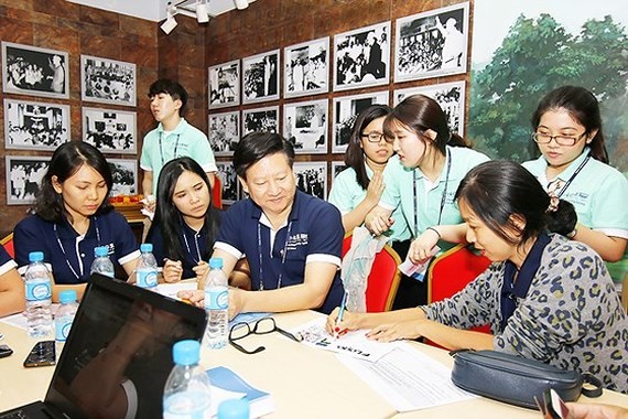Vietnamese students and their international peers exchange startup ideas at a workshop (Photo: SGGP)