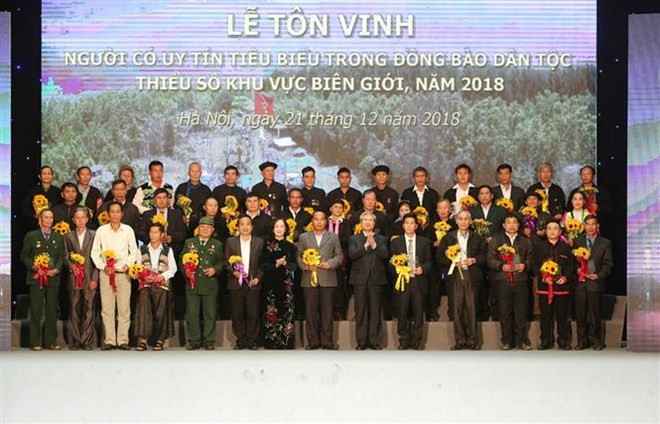 Outstanding figures of border ethnic minority communities are honoured on stage (Photo: VNA)