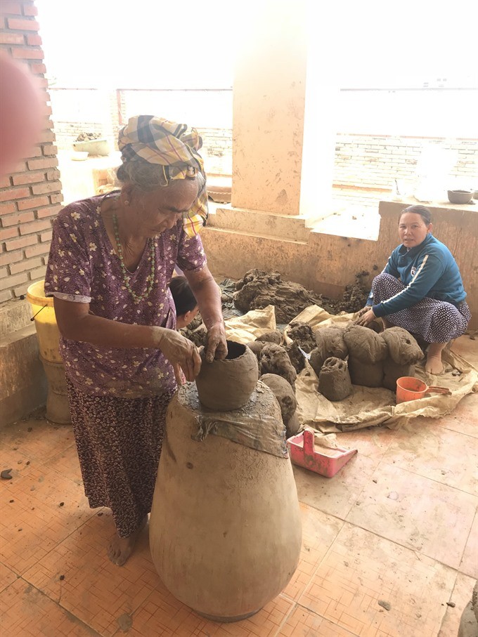 Safe hands: Truong Thi Gach, 82, a Cham artisan, has been making pottery for 70 years in Bau Truc Village in Ninh Thuan Province. VNA/VNS Photo Van Châu