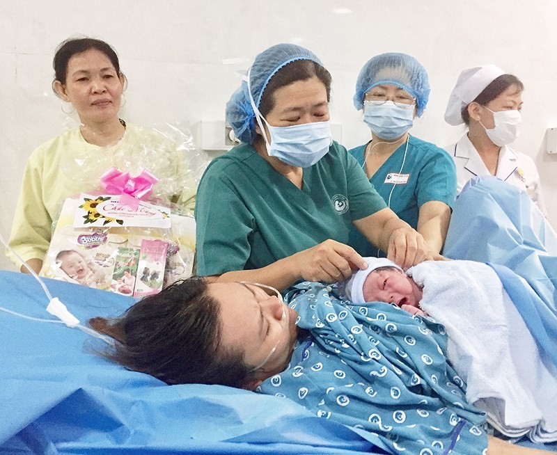 Baby Phuc and his mother (Photo: SGGP)