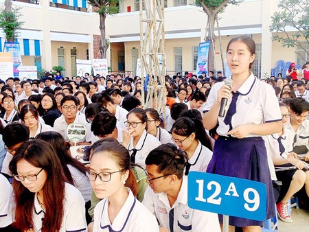 Students of Vo Thi Sau High School are asking questions in the career consultation fair