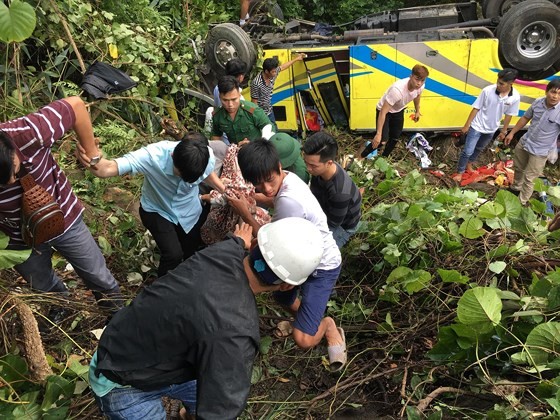 Police officers, locals and rescue workers join the rescue effort to take victims to hospital in the central city of Da Nang (Photo: SGGP)