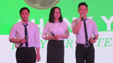 The startup team to make tea from dragon fruit buds is delivering their presentation on the product. Photo by K.Anh