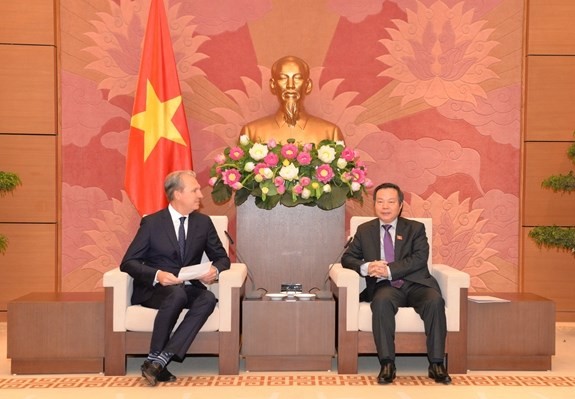 National Assembly Vice Chairman Phung Quoc Hien (R) receives Pfizer Group's Regional President for Asia and Emerging Markets Pierre Gaudreault (Source: VNA)