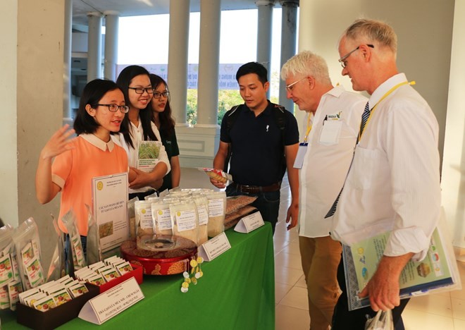 Delegates visit a booth displaying organic products on the sidelines of the forum. (Photo: VNA)
