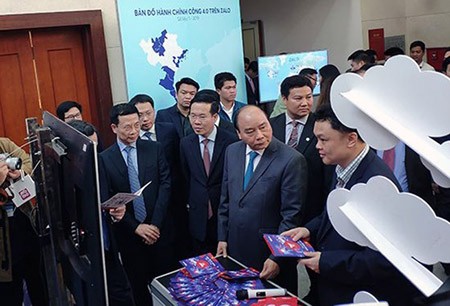Prime Minister Nguyen Xuan Phuc, Head of the Central Propaganda Department of the Communist Party of Vietnam Vo Van Thuong, and Minister of Information and Communications Nguyen Manh Hung visited an exhibition booth on ICT achievements in the meeting