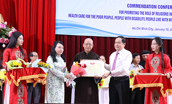 Chairman Ma and Health Minister Tien give certificates of merit to teams and individuals that well contributed to the charitable activities to take care of poor people (Photo: SGGP)