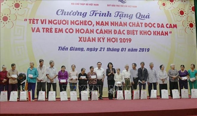 At the programme to present Tet gift packages to poor households and AO/dioxin victims in Tien Giang province (Photo: VNA)