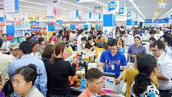 Consumers buy goods in CoopMart (Photo: SGGP)