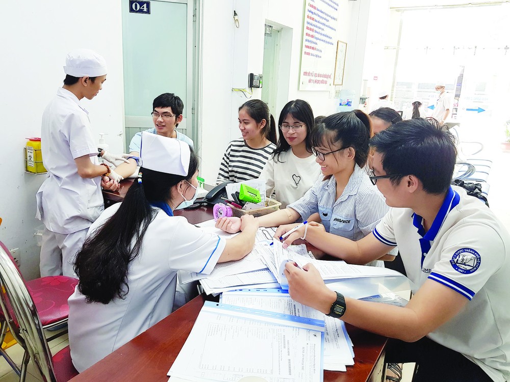 Nguyen Van Huong scholarship recipients are examining patients (Photo: SGGP)