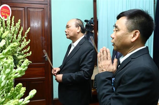 Prime Minister Nguyen Xuan Phuc offers incense to President Ho Chi Minh. (Photo: VNA)