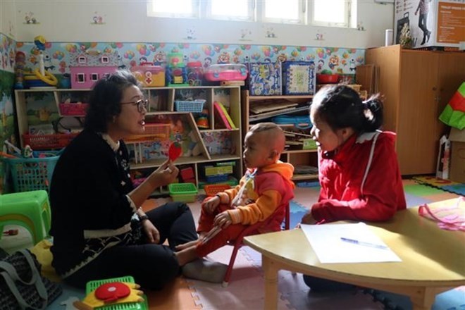 Choi Young-sook (L), a Korean woman in her 60s with a doctorate degree in audiology, has been dedicating her time to students with disabilities in Da Lat city in the Central Highland province of Lam Dong (Photo: VNA)