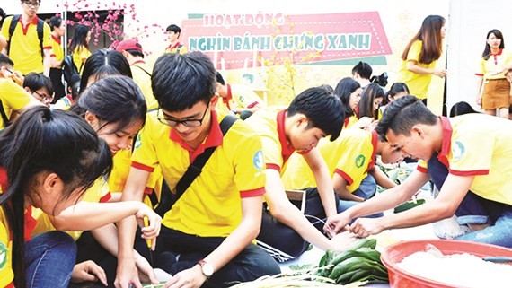 Thousands of students wrap banh chung in volunteer spring 2019 to gift disadvantaged people (Photo: SGGP)
