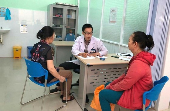A doctor is examining patients to verify their disabilities before taking the free course of physical therapy (Photo: SGGP)