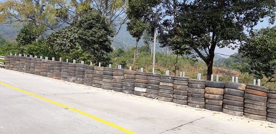 Tyre wall in Lo Xo Mountain Pass ( Photo: SGGP)