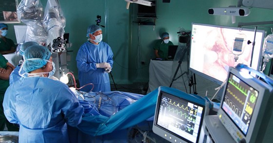 Vietnamese surgeons make hallmark in first robotically assisted brain surgery
