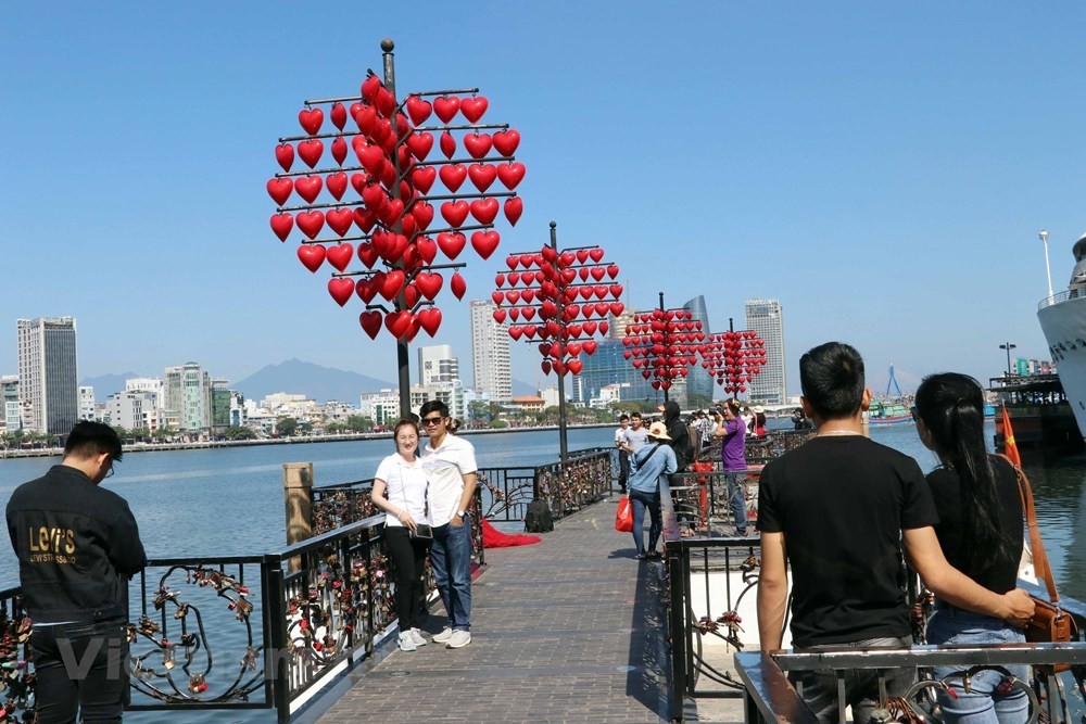 From the bridge, tourists can have a full view of Da Nang city on the Han river (Source: VNA)