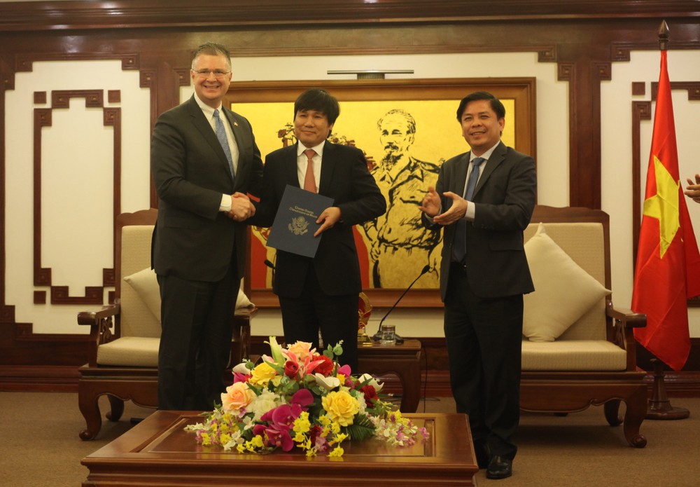U.S. Ambassador to Vietnam Daniel J. Kritenbrink delivers letter from FAA to Director General of Civil Aviation Authority of Vietnam, Dinh Viet Thang and congratulates Vietnam on achieving a Category 1 aviation safety rating (photo: Courtesy of the US Emb