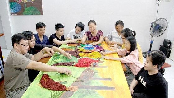 People with disabilities are learning to make souvenir items 