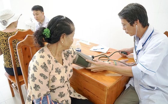A physician is examining his outpatient (Photo: SGGP)