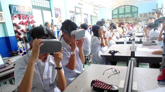 Junior high schoolers of Le Quy Don school are studying STEM class (Photo: SGGP)
