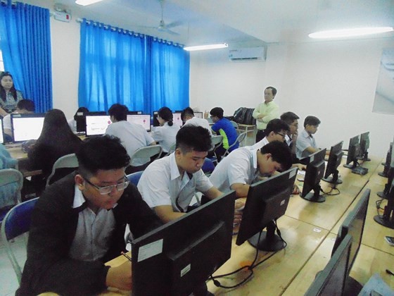 HCMC school organizes first online tests for senior high schoolers