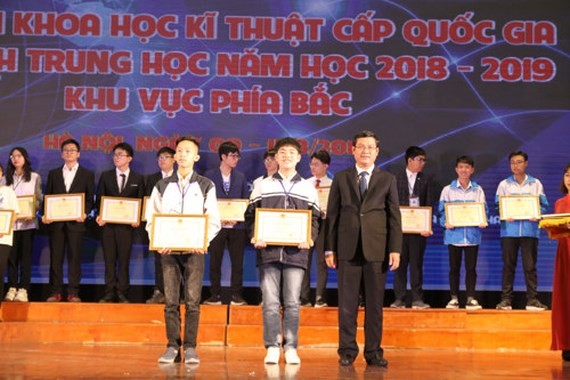 At the awarding ceremony (Photo: SGGP)