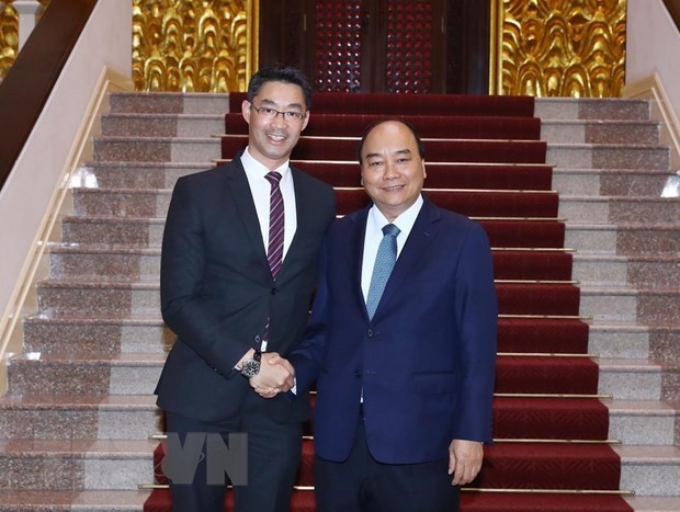 Prime Minister Nguyen Xuan Phuc (right) and economist Philipp Rosler (Photo: VNA)